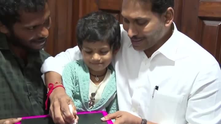 జగన్‌తో చిన్నారికి అక్షరాభ్యాసం