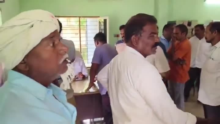 యూరియా ఆప్ రద్దుకు రైతుల ఆందోళన