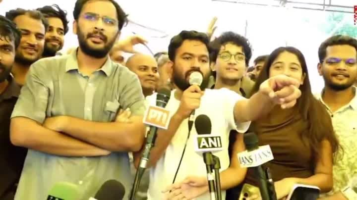 మొదటి వికెట్ పడింది: అభిజీత్
