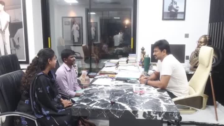 ఉదయనిధి స్టాలిన్‌తో అంబేద్కర్ పథకం లబ్ధిదారుడి భేటీ