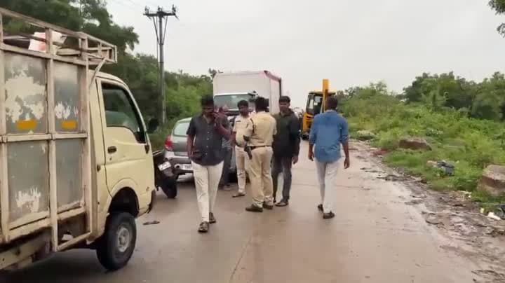 చికెన్‌ వ్యర్థాల అక్రమ తరలింపు