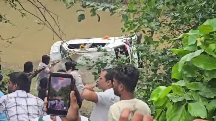వాగులో కొట్టుకుపోయిన కారు.. 8 మంది మృతి