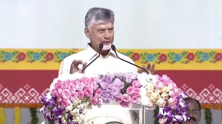 28,445 కుటుంబాలకు ఇళ్ల పట్టాలు పంపిణీ చేసిన చంద్రబాబు
