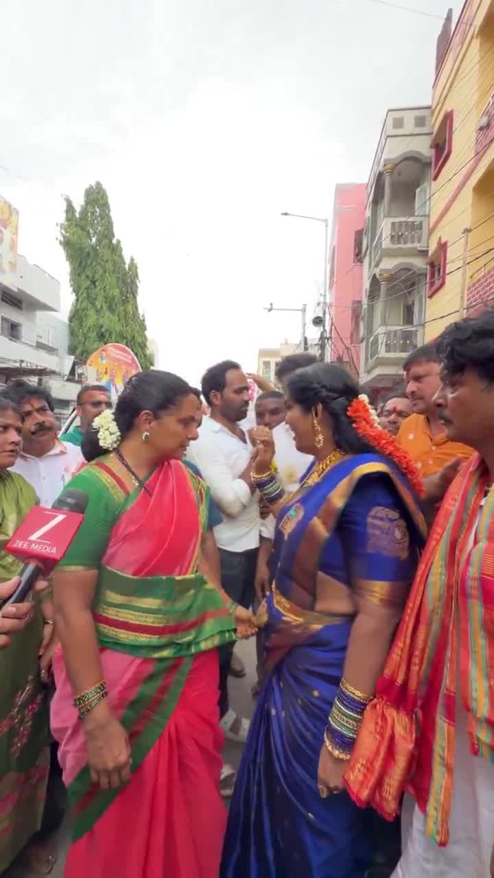 లాల్‌దర్వాజ వద్ద జోగిని శ్యామలను అడ్డుకున్న పోలీసులు