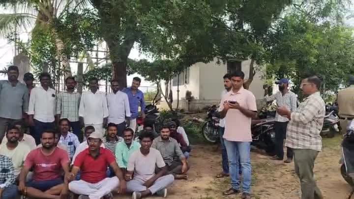 విద్యుత్ కోతలపై న్యూ వెల్మల్ గ్రామంలో రైతుల ఆందోళన - Udayam