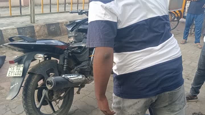 బైక్ సీటు కింద నాగుపాము