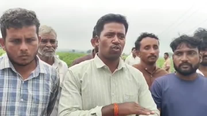 రోడ్డు కోసం గ్రామస్తుల వినూత్న నిరసన - Udayam