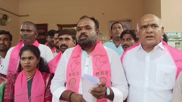 ప్రభుత్వం ఇచ్చిన హామీలను నెరవేర్చాలని BRS నేతల డిమాండ్ - Udayam