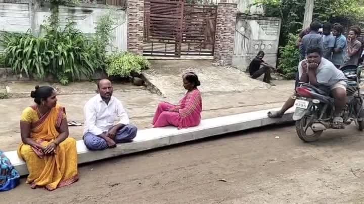 ఆందోళన నిర్వహించిన గ్రామస్తులు
