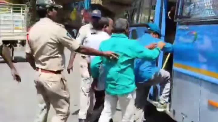విద్యాభవన్‌ వద్ద యూటీఎఫ్‌ ఆందోళన ఉద్రిక్తం - Udayam
