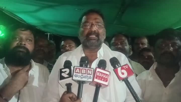 BRS మాజీ ఎమ్మెల్యేలు, మంత్రులపై మండిపడ్డ మంత్రి శ్రీహరి