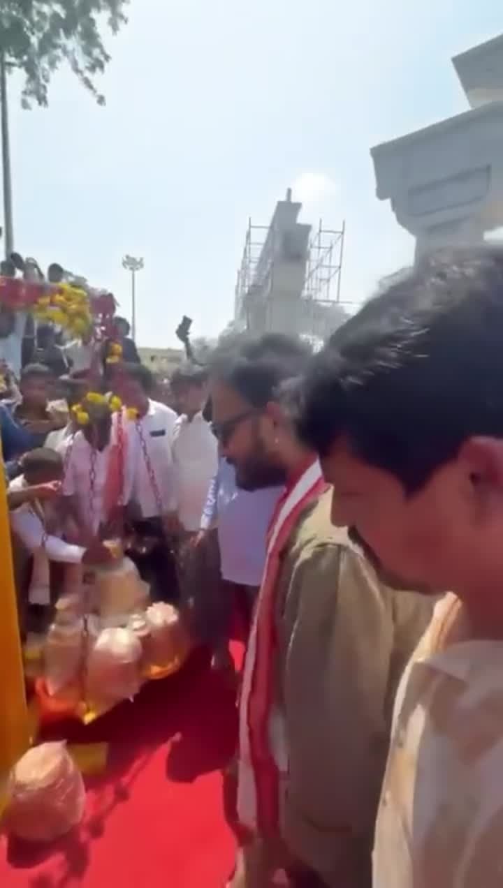 మేడారం సమ్మక్క-సారలమ్మను దర్శించుకున్న ది ప్యారడైజ్ మూవీ టీం