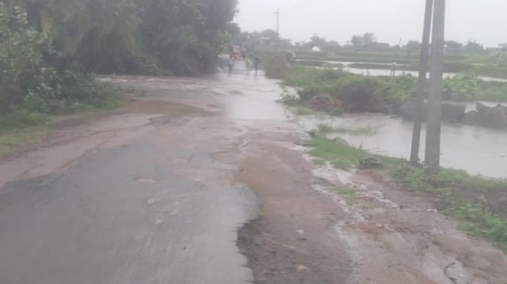 వాగు ఉధృతితో నిలిచిపోయిన రాకపోకలు