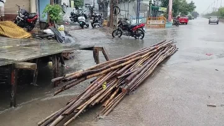 సిరిసిల్లలో భారీ వర్షం.. జలమయమైన రహదారులు - Udayam