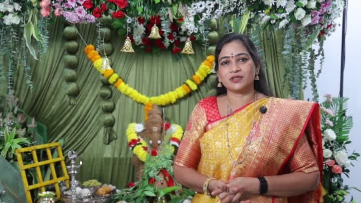వినాయక చవితి సందర్భంగా విఘ్నేశ్వరుడికి హోం మంత్రి అనిత పూజలు