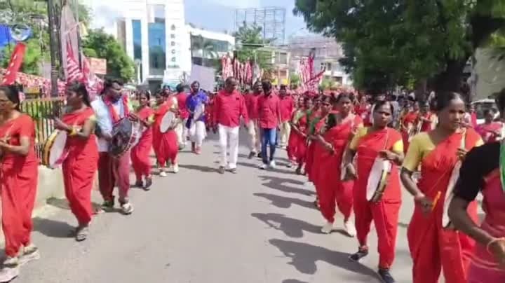 కరీంనగర్ లో ఏఐటీయూసీ భారీ ర్యాలీ - Udayam