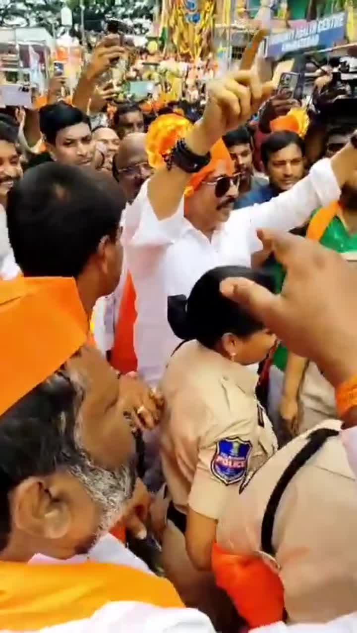 రాజకీయ పార్టీల పాటలు పెట్టొద్దన్న సీపీ.. మరి ఇదేంటి