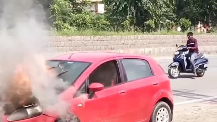 రహదారిపై కారులో చెలరేగిన మంటలు