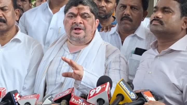 బీఆర్ఎస్ నేతలు అమరవీరుల శవాలపై పేలాలు ఏరుకున్నారు