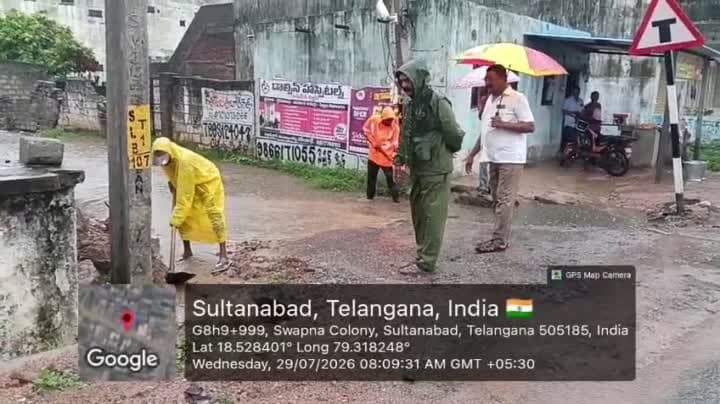 మున్సిపల్ సిబ్బందితో పని చేపిస్తున్న చైర్మన్ బిరుదు రాధాకృష్ణ