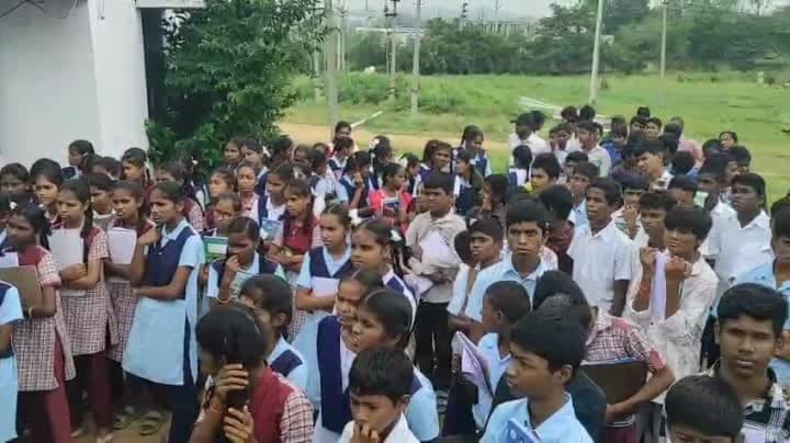 విద్యుత్ సబస్టేషన్ను సందర్శించిన విద్యార్థులు