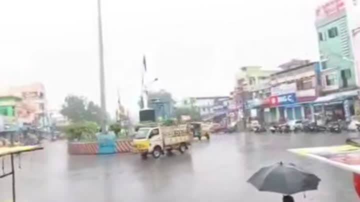 పొన్నూరులో ఎడతెరిపి లేని వర్షం - Udayam