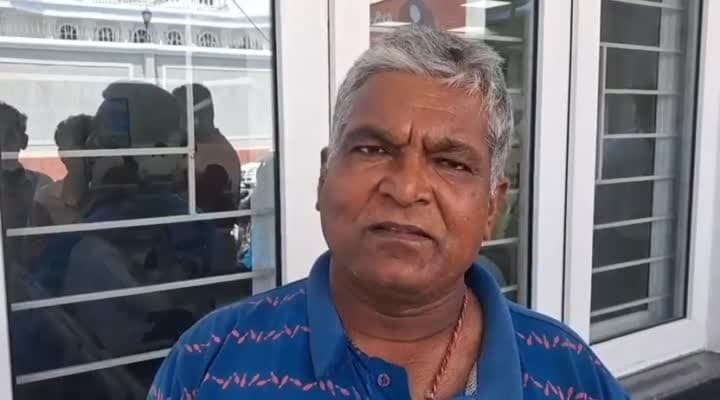 20 నెలలుగా జీతాలు ఇవ్వడం లేదంటూ స్వీపర్ల ఆందోళన