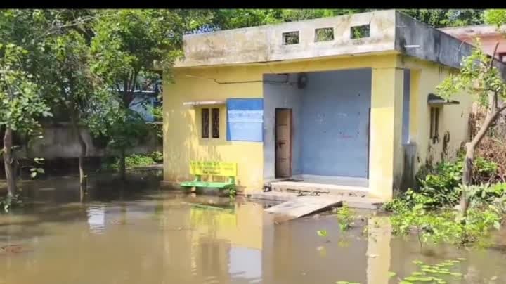 జలదిగ్బంధంలో ప్రభుత్వ కార్యాలయాలు - Udayam
