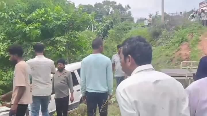 పోలీస్ వ్యాన్ బోల్తా.. ఒకరు మృతి