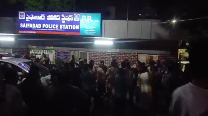 సైఫాబాద్ పీఎస్ వద్ద గందరగోళం