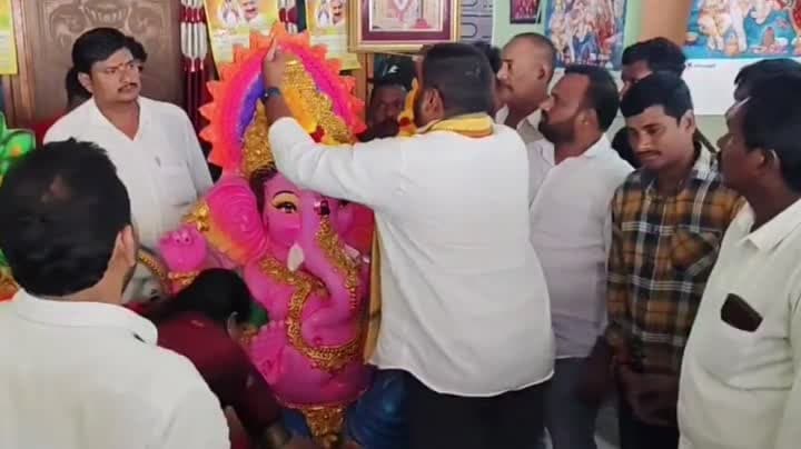 చీపురుపల్లిలో వినాయక విగ్రహాల పంపిణీ - Udayam