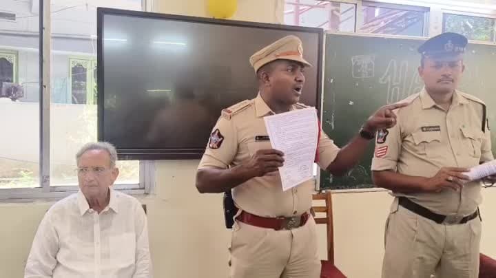 విద్యార్థులు చెడు వ్యసనాలకు దూరంగా ఉండాలి  - Udayam