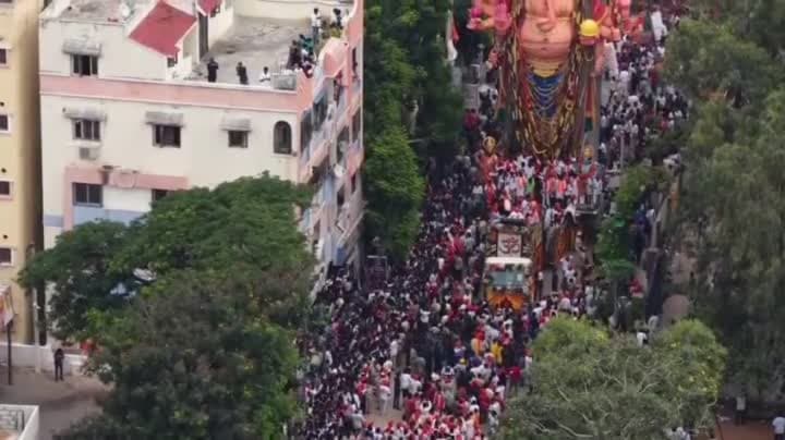 ఆశేష జనావళి మధ్య ఖైరతాబాద్‌ బడా గణేష్‌ శోభాయాత్ర