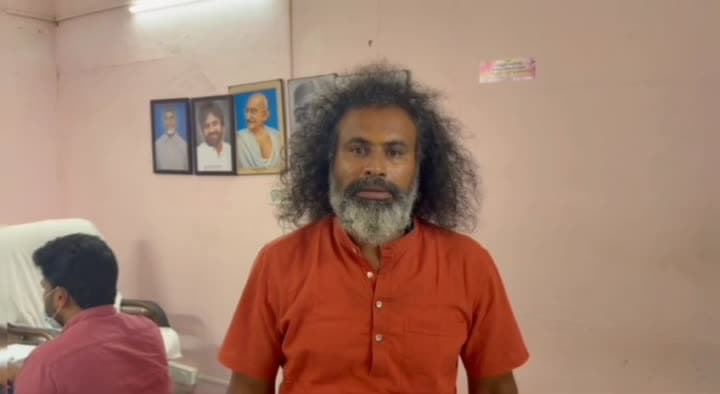 మున్సిపల్ కమిషనర్ పై మండిపడ్డ పర్యావరణవేత్త - Udayam
