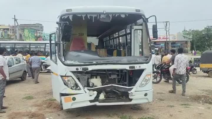 సిరిసిల్లలో రోడ్డు ప్రమాదం ఢీకొన్న రెండు బస్సులు - Udayam