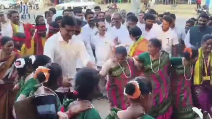 థింసా నృత్యం చేసిన మంత్రి 