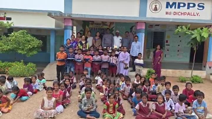 విద్యార్థులకు దుస్తుల పంపిణీ - Udayam