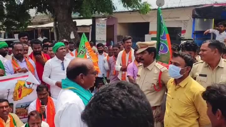 మేడిపల్లిలో విద్యుత్ కోతలకు నిరసన - Udayam