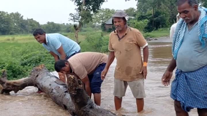 భారీ వర్షానికి పొంగిపోయిన దోండ్ల వాగు