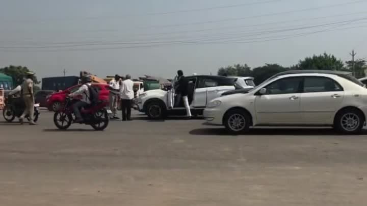 రోడ్డుపై పోలీసులు-లాయర్ల వాగ్వాదం