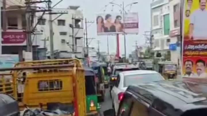 గుంటూరు మూడు వంతెనల వద్ద భారీగా ట్రాఫిక్ జామ్ - Udayam