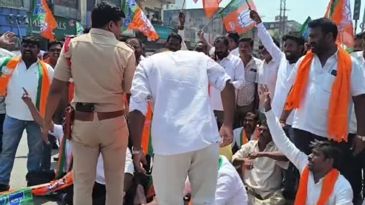 ప్రధాని మోదీపై వ్యాఖ్యలకు నిరసనగా బీజేపీ రాస్తారోకో