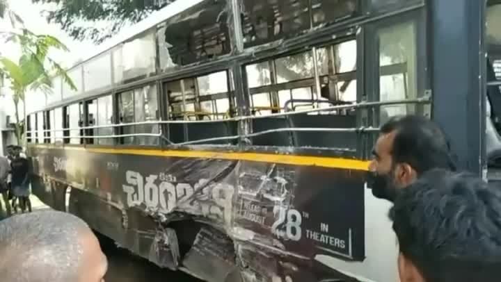 కుంట్లూర్‌లో ఘోర ప్రమాదం.. ఆర్టీసీ బస్సును ఢీకొట్టిన టిప్పర్ - Udayam