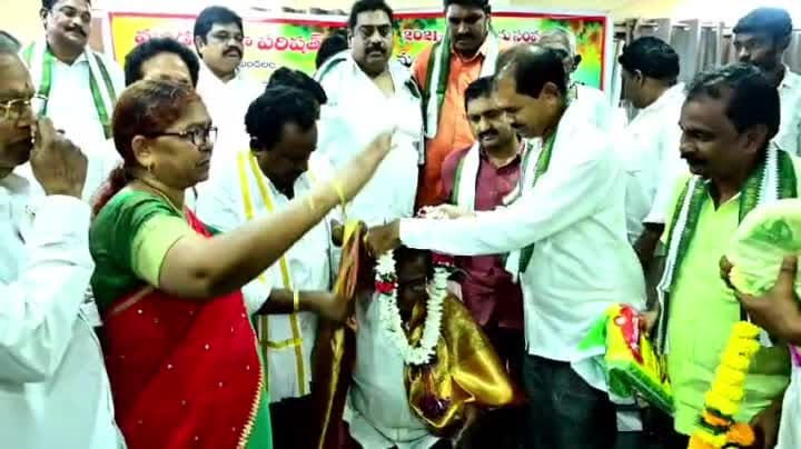 పదవీ విరమణ చేస్తున్న ఎంపీటీసీలను అభినందించిన ఎమ్మెల్యే