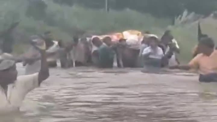 పీకల్లోతు నీటిలో 'అంతిమ’ప్రయాణం