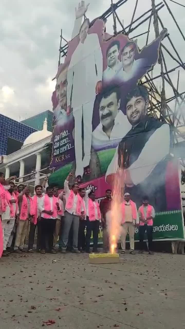 తెలంగాణ భవన్ వద్ద బీఆర్ఎస్ శ్రేణుల సంబరాలు