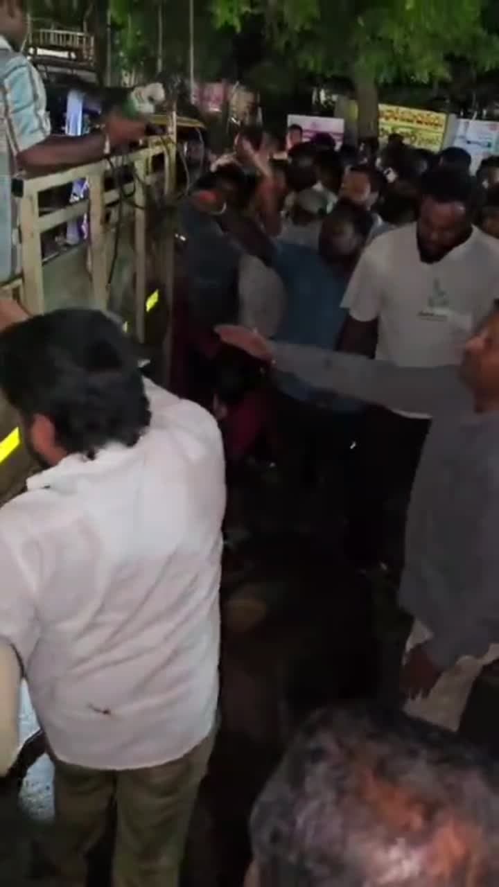 ఆటో రాడ్లలో ఇరుక్కున్న ఆవు క్షేమం - Udayam