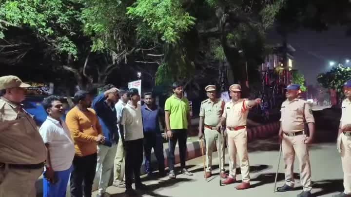గాజువాక,   పోలీస్ స్టేషన్ పరిధిలోరాత్రి పూట విస్తృత వాహన తనిఖీలు - Udayam
