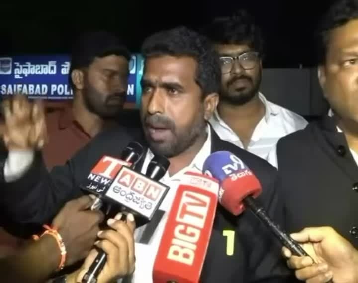 మాస్కులు ధరించిన 30 మంది.. పోలీస్ స్టేషన్‌లోకి ఎలా వచ్చారు