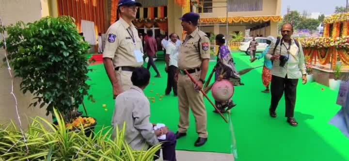 కలెక్టరేట్‌ వద్ద వికలాంగుడి నిరసన